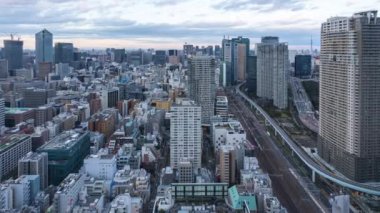 Tokyo şehrinin ufuk çizgisi günden geceye geçiyor.