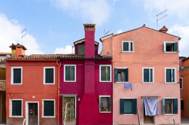 İtalya, Venedik 'teki Burano adasında renkli binalar.