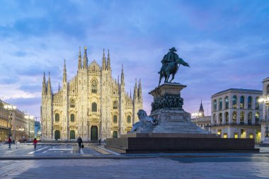 Milan 'lı Duomo Alacakaranlık vakti İtalya, Milano' da güzel bir gökyüzü.