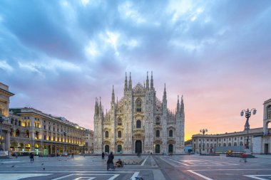 Milan Piazza İtalya 'da Milan Duomo manzaralı.
