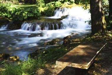 Önünde Korana, ağzına Slunjcica, nehir rapids ve göletler yeşil, traverten engelleri aracılığıyla şelaleler azgın ortasında bir akışı formları.