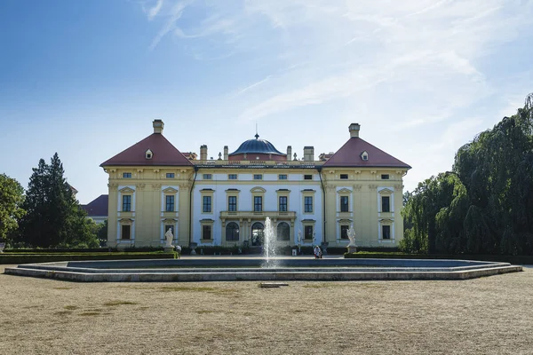 Pałacu Sławków Jest Jednym Najpotężniejszych Barokowych Zamków Morawach Jest Dominujący — Zdjęcie stockowe