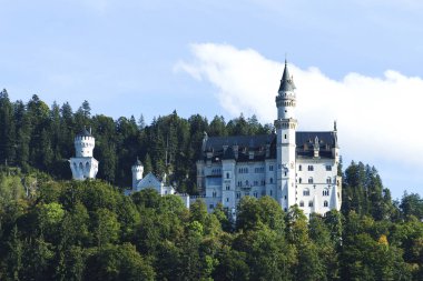 Neuschwanstein bir chateau Allgu (Bavyera, Almanya), Schwangau yakınındaki Ludwig 2 tarafından inşa edilen Fssen bölgesindedir. Bavyera.