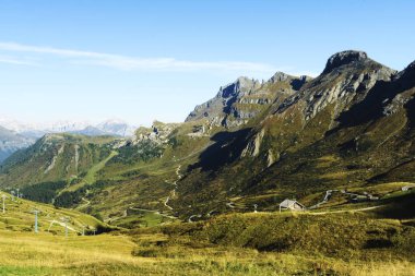 Dolomites'in İtalyan Alplerinin ortasından dağ massifs biridir
