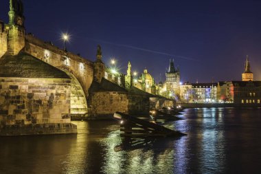 Charles Köprüsü olan eski ayakta köprü Vltava Nehri Prag ve ikinci en eski Köprüsü Çek Cumhuriyeti.