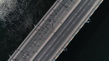 4 k hava dron fooage. Köprüde çalışan maraton. Kamera döndürmek Üstten Görünüm