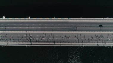 4 k hava dron fooage. Köprüde çalışan ağır çekim maraton. Yatay dolly üstten görünüm vurdu
