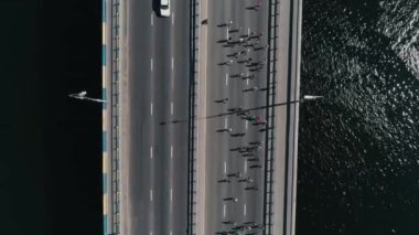 4 k hava dron fooage. Köprüde çalışan maraton. Dikey dolly üstten görünüm vurdu