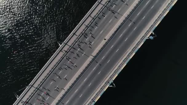 Fooage di droni aerei 4K. Maratona in corsa sul ponte. Camera ruotare vista dall'alto — Video Stock