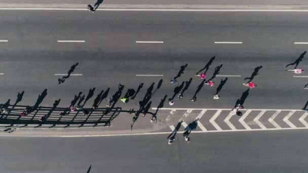 4 k luchtfoto drone fooage. Marathon lopen op straat. Groep van de steun. Bovenaanzicht — Stockvideo