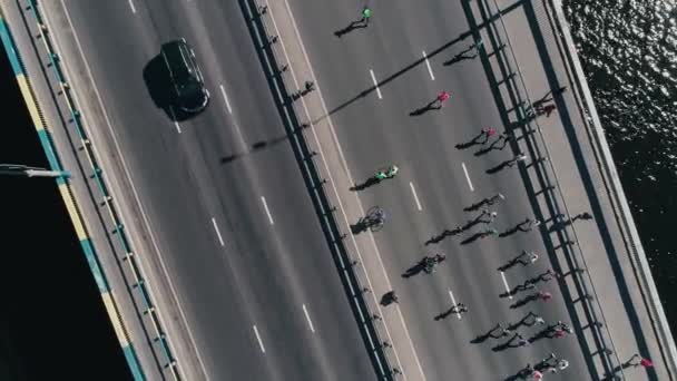 4 k luchtfoto drone fooage. Marathon lopen op de brug. Camera roteren bovenaanzicht — Stockvideo