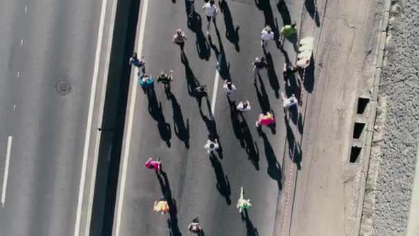 4K Pied de drone aérien. Marathon dans la rue. Caméra tourner. Vue du dessus — Video