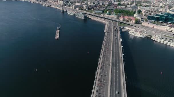 4 k antenn drönare fooage. Maraton igång på bron. Breda skott. — Stockvideo