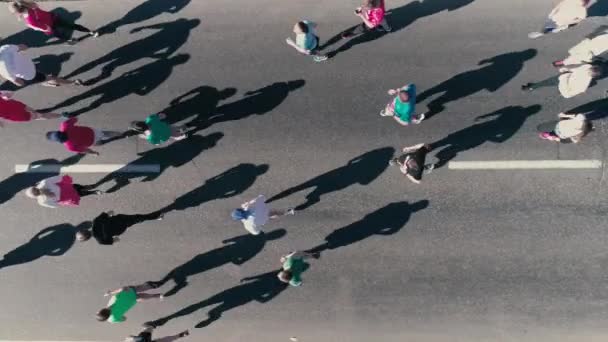 Pie Dron Aéreo Maratón Corriendo Por Calle Vista Superior Cerca — Vídeo de stock