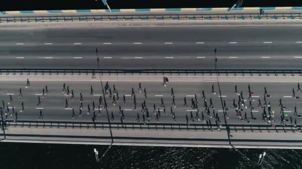 4k Drohnenlärm. Marathonlauf auf der Brücke. horizontale Bewegung Dolly Shot Draufsicht — Stockvideo