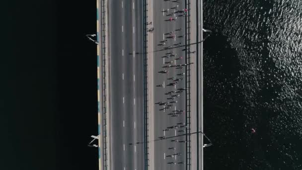 Marathon sur le pont. Poupée verticale vue du dessus au ralenti — Video