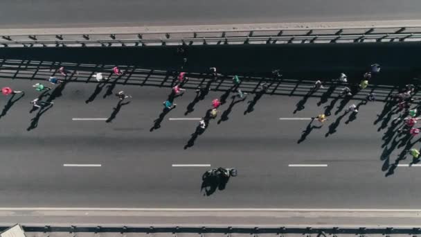 4k Drohnenlärm. Marathon auf der Straße. Gruppe von Athleten. Ansicht von oben — Stockvideo