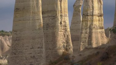 4 k görüntüleri. Aşk Vadisi kayalarda. Yakın çekim. El kamera