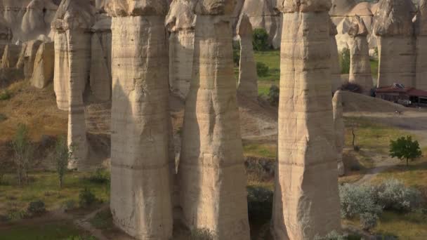 Imagens 4K. Pedras no vale do amor. Fecha. Câmera portátil — Vídeo de Stock