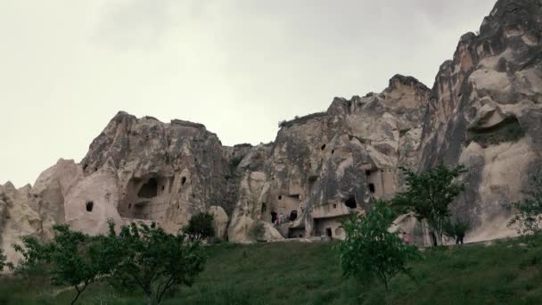 Imágenes de 4K. Ciudad en las rocas. Cámara portátil — Vídeos de Stock