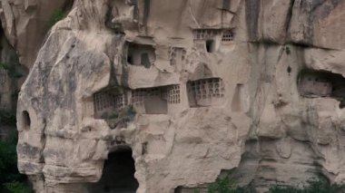 4 k görüntüleri. Kayalar şehirde dikey Panoraması. Yakın çekim. El kamera