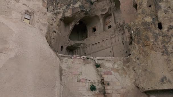 4k Filmmaterial. Kirche in den Felsen der Stadt in den Felsen. Handkamera — Stockvideo