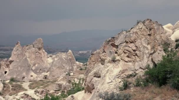 Запись 4К. Панорама скалы в облачную погоду — стоковое видео