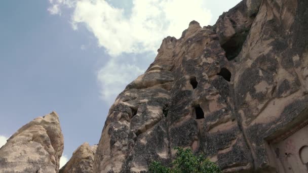 Imágenes de 4K. Ciudad en las rocas. Ángulo bajo. Cámara portátil — Vídeos de Stock