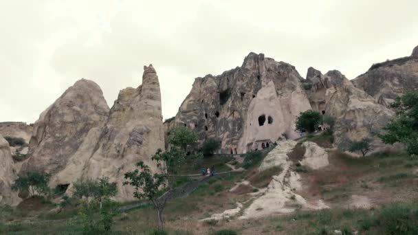 Imágenes de 4K. Turistas en la ciudad en las rocas. Cámara portátil — Vídeo de stock