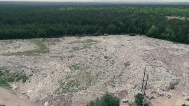 4 k hava dron görüntüleri. Çöp dökümü üzerinde uçmak