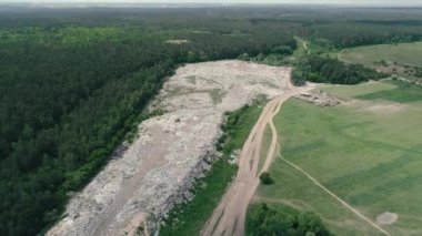 4 k hava dron görüntüleri. Geriye doğru uçmak çöplüğü
