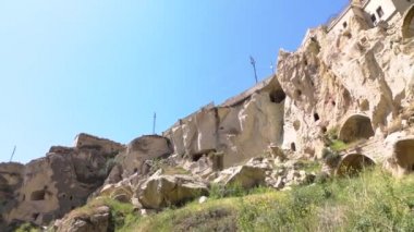 HD ayak. Kayalarda şehir panoraması. El kamera