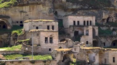 Kayalarda şehir panoraması. El kamera