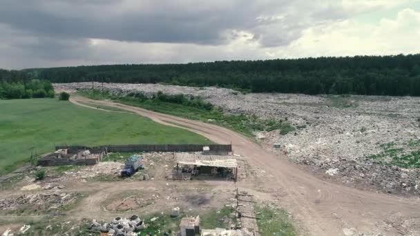 4 k antenowe drone materiału. Wznoszenia widok wysypisko śmieci — Wideo stockowe