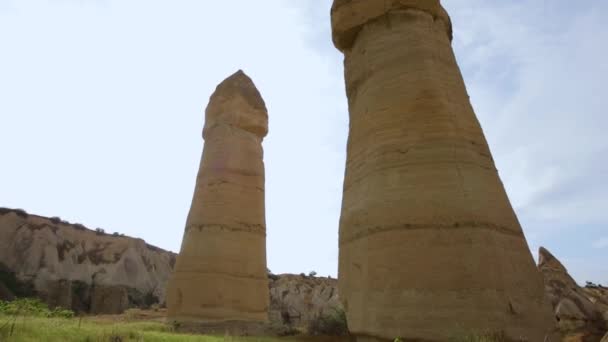 Imagens em HD. Pedras no vale do amor. Fecha. Câmera portátil — Vídeo de Stock