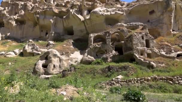 Unsinn. abgebrannte Häuser in Felsen. Handkamera — Stockvideo