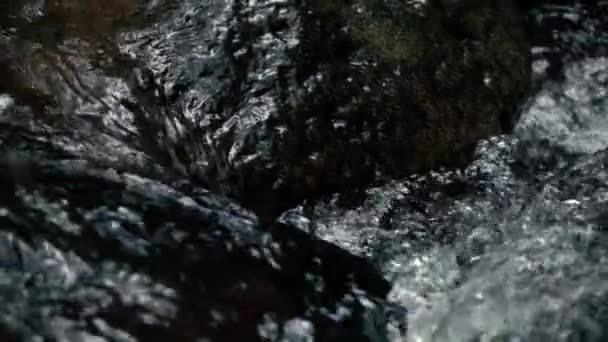スローモーション映像。Mountines 川の石の上の水の流れ — ストック動画