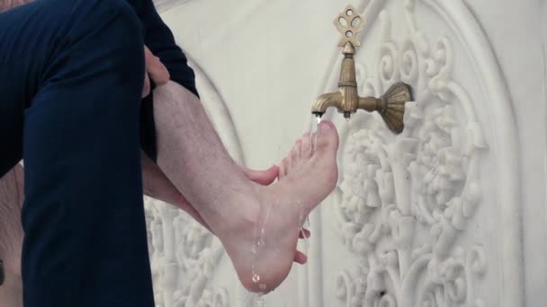 Αργή κίνηση μήκος σε πόδηα. Πλύσιμο των ποδιών πριν από την προσευχή — Αρχείο Βίντεο