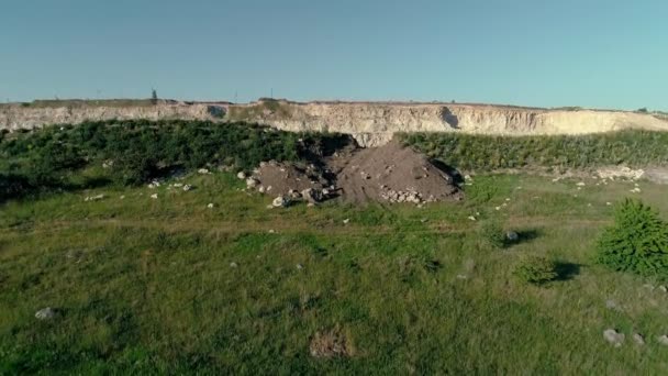 4k 无人机空中录像在山石采石场上空升起. — 图库视频影像