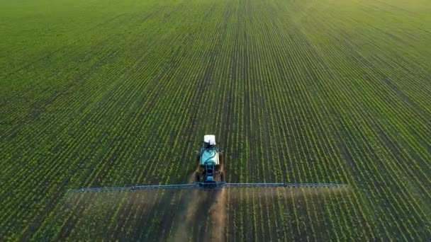 Imágenes de drones aéreos 4K. Siguiendo pulverizador tractor en campos de soja — Vídeo de stock
