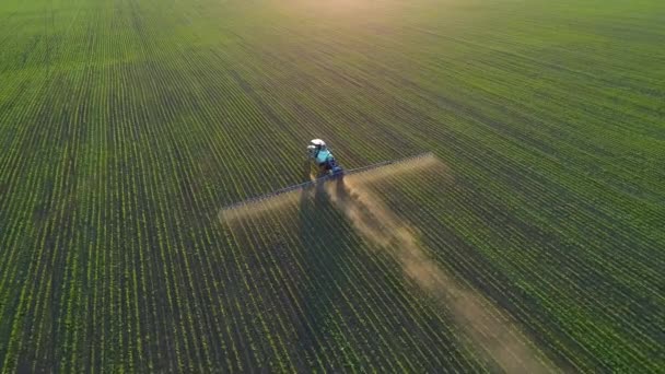 Imágenes de drones aéreos 4K. Siguiendo pulverizador tractor en campos de soja al atardecer — Vídeos de Stock