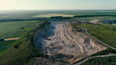 4 k uçağı hava görüntüleri. Dağ taş ocağı uçmak.