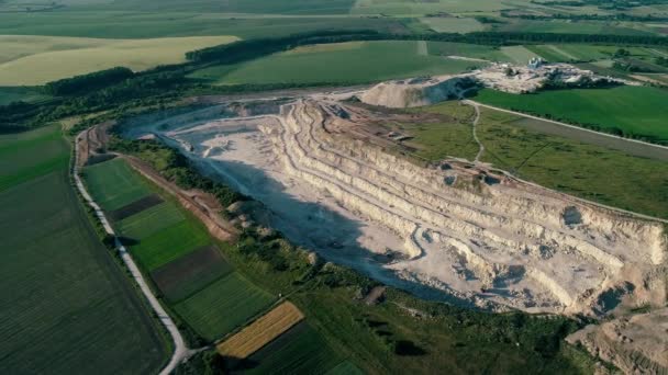 Drone 4K images aériennes. Voler autour d'une carrière de pierre de montagne . — Video