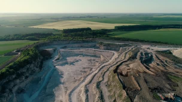 Imagens aéreas de drones 4K. Voar sobre uma pedreira de pedra de montanha . — Vídeo de Stock