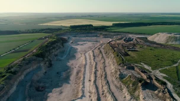 Drone 4K images aériennes. Survoler une carrière de pierre de montagne . — Video