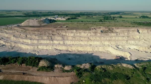 Imágenes aéreas de drones 4K. Vuela sobre una cantera de piedra de montaña. Dolly disparó — Vídeo de stock