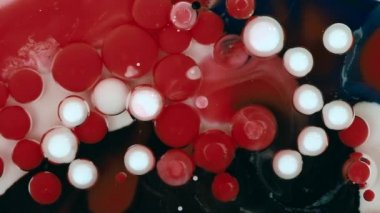 Arka plan. Akrilik kırmızı ve beyaz kabarcıklar yağda karıştırma