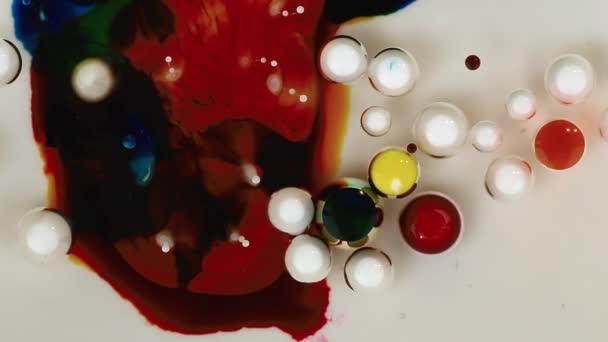 Contexte abstrait. Bulles acryliques colorées mélangeant dans l'huile — Video