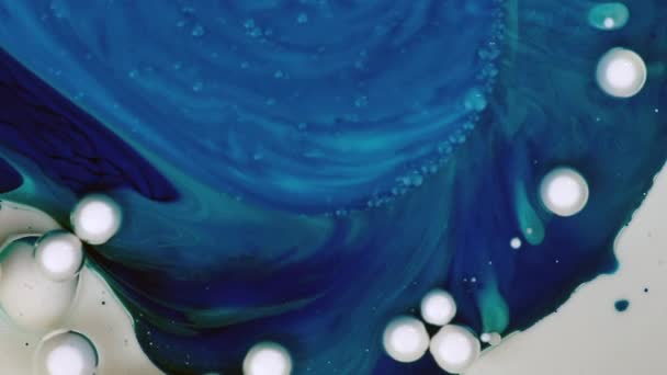 Abstracte achtergrond. Acryl bubbels mengen in olieverf op donkerblauw — Stockvideo