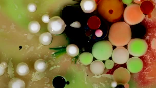 Contexte abstrait. Bulles acryliques colorées mélangeant dans l'huile — Video